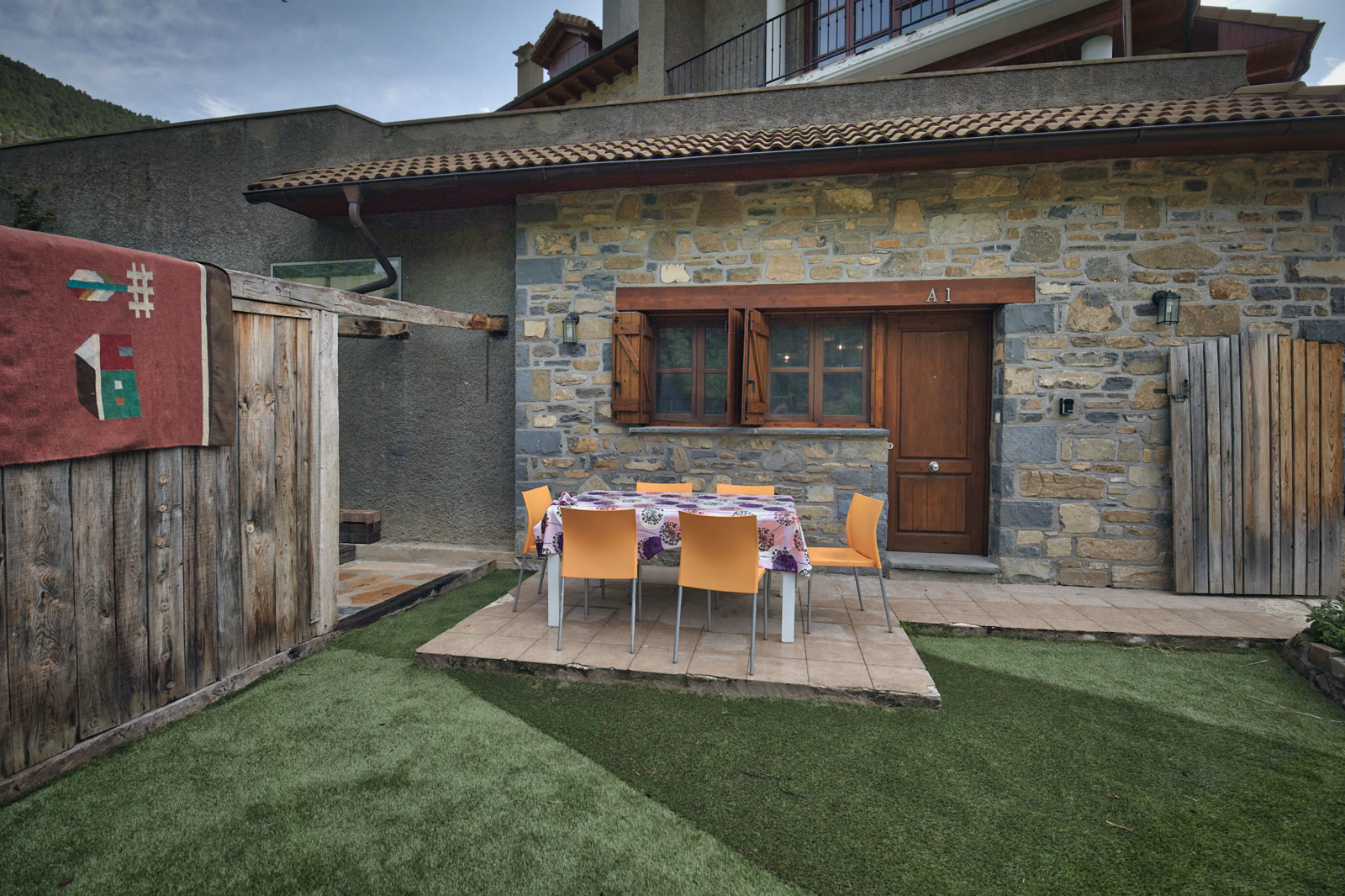 Exterior de la casa rural de piedra con jardín privado cerrado en Betés de Sobremonte