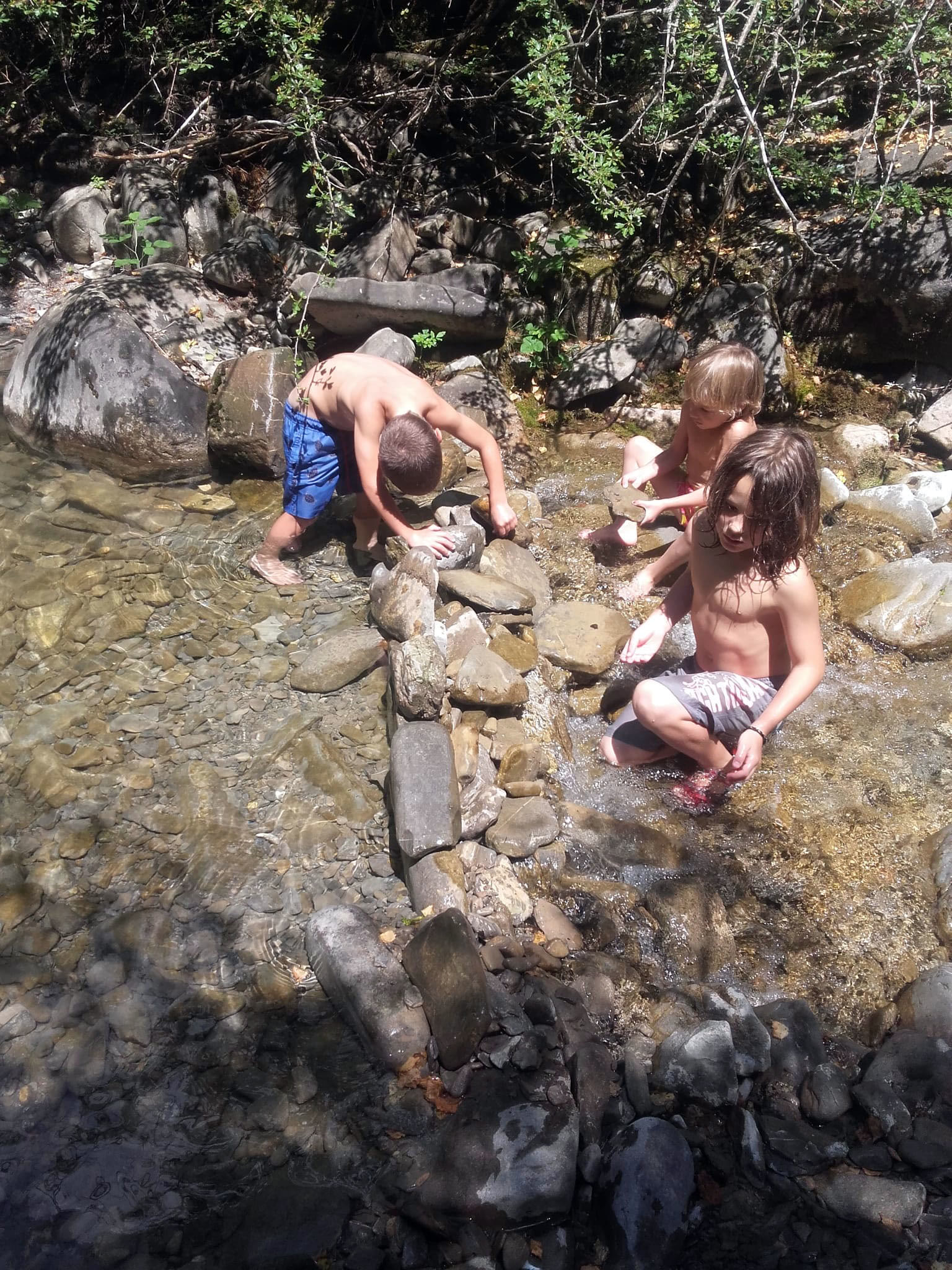 Niños jugando en el río